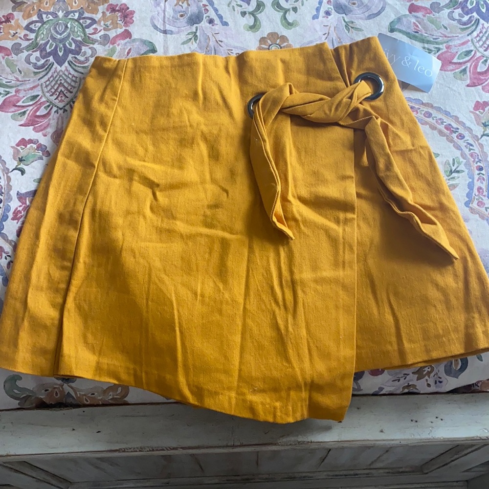 Ivy & Leo mustard skort